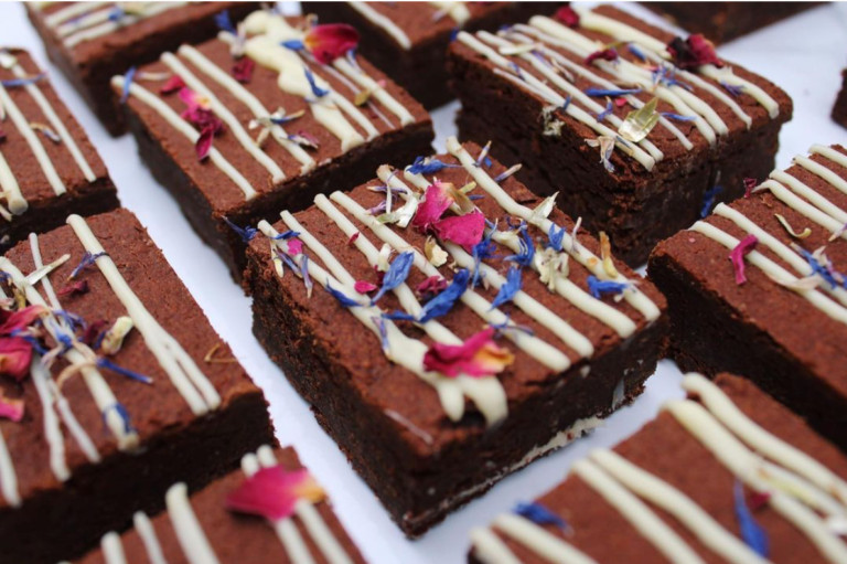 Letterbox White Chocolate &amp; Raspberry Brownies [flourless]