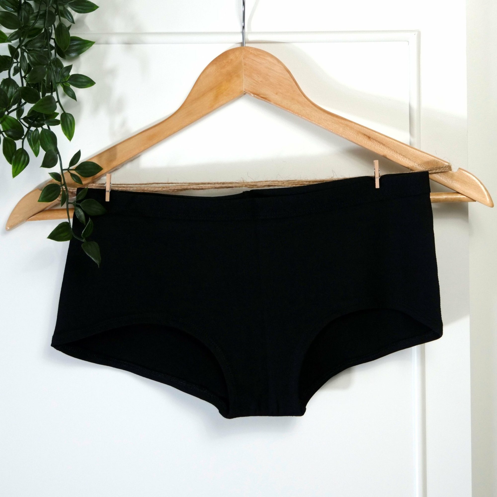 Women's organic cotton boy shorts in black