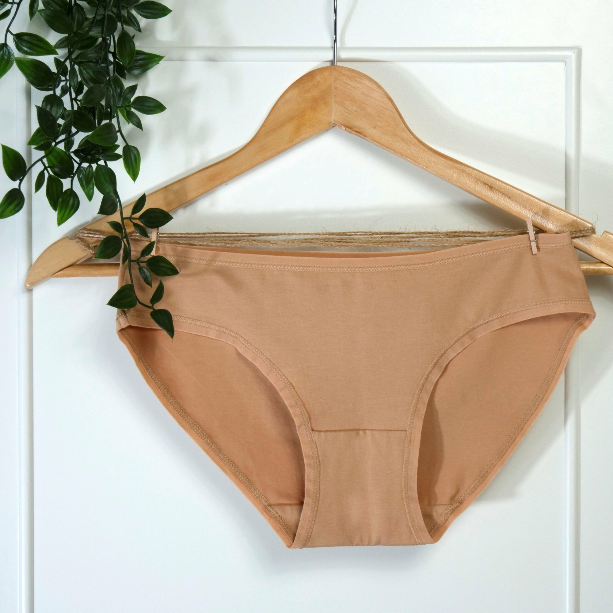 Low-rise underwear in organic cotton