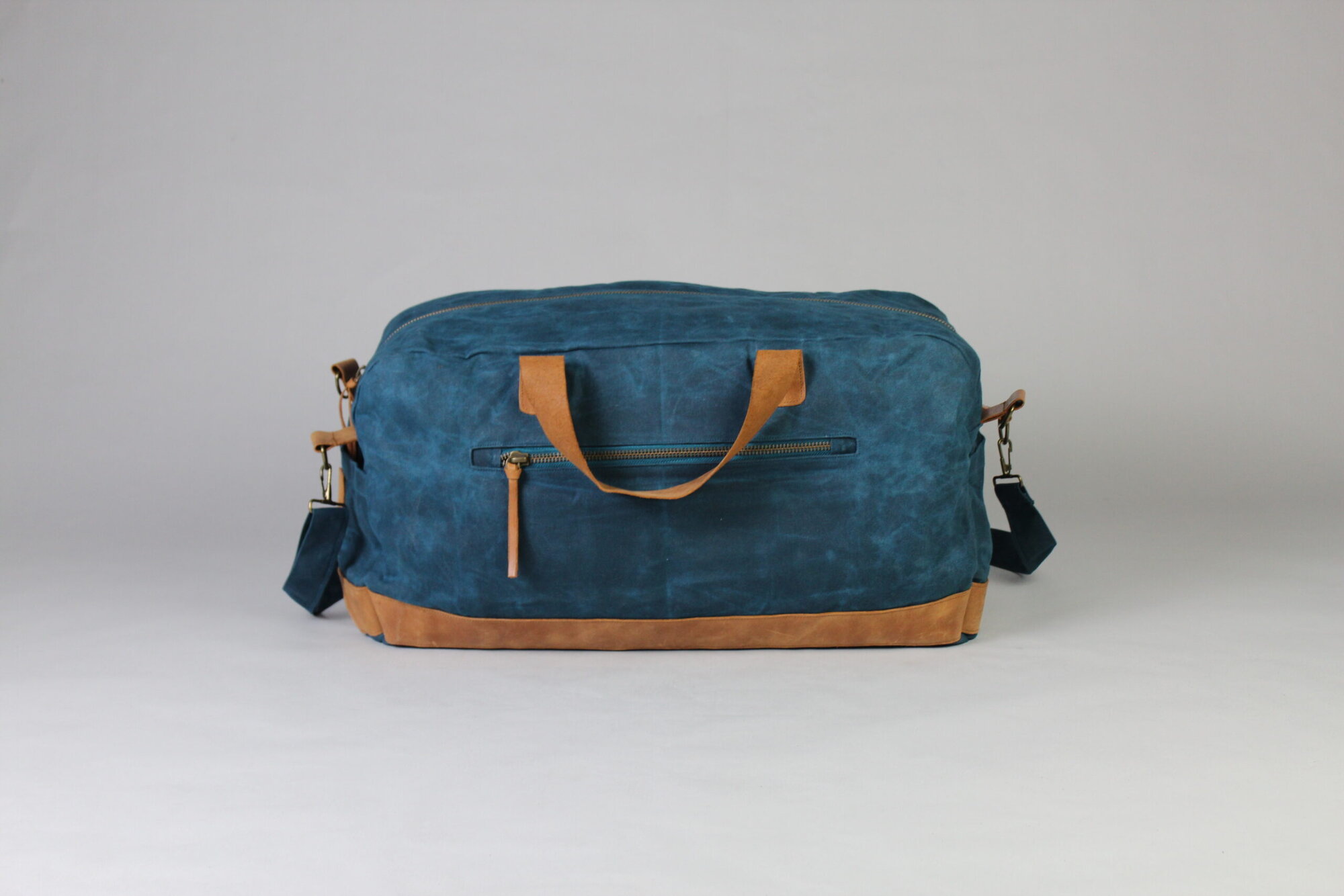 Weekender Bag With Cotton Canvas And Vegetable Tanned Leather - Blue